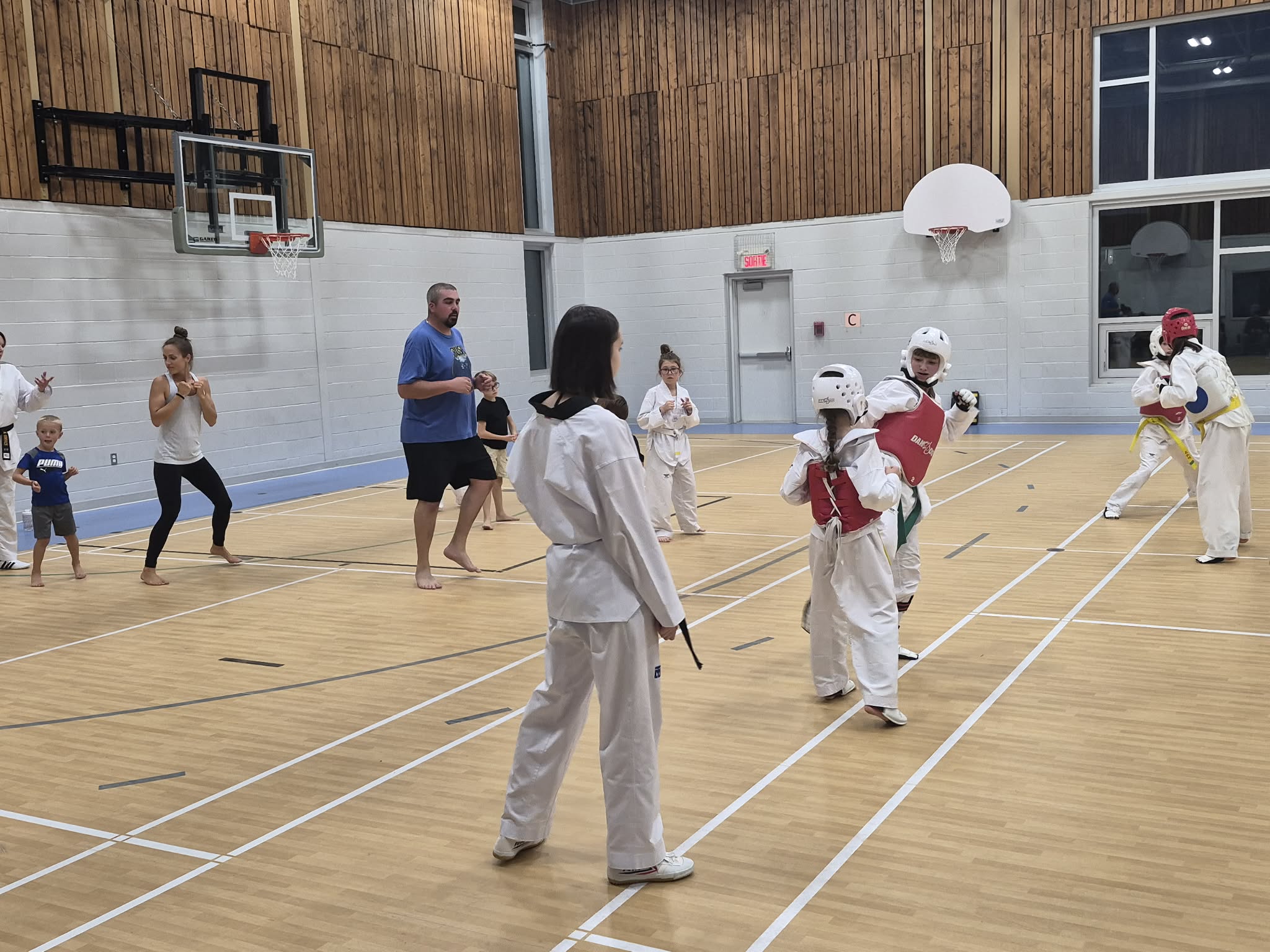 Élèves du club réunis dans un dojang lumineux