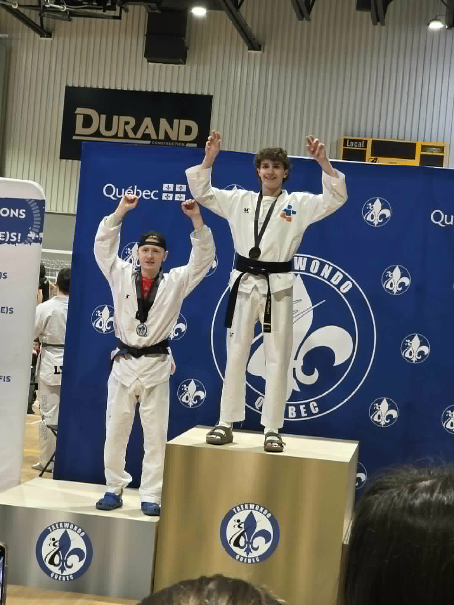 Élèves du club réunis dans un dojang lumineux